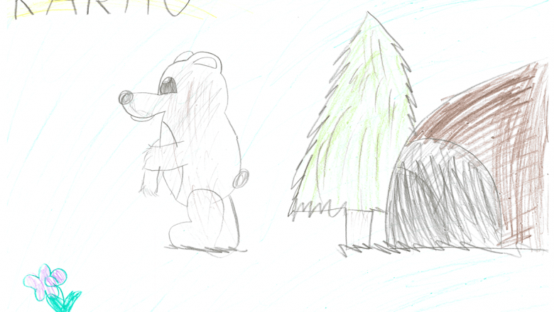 Lapsen värikynäpiirros kahdella jalalla seisovasta karhusta. Oikealla puolen kuusi ja karhunpesä, vasemmalla kukka.